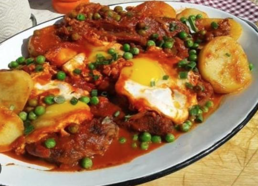 Ensalada de pimientos asados atún y huevo con bifes a la criolla con huevo